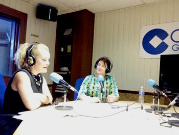 La abogada de HispaColex, Elena Nogueras en las instalaciones de cadena COPE Granada para el programa radiofónico