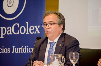 Javier López y García de la Serrana, director de HispaColex, realizando su ponencia en la Jornada de Responsabilidad Penal de las Empresas 