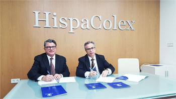 Momento de la firma del acuerdo de asesoramiento jurídico entre el Presidente de Eticom y el Director de HispaColex