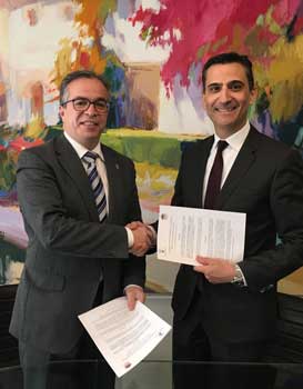 El director de HispaColex y el Presedente del Comité ejecutivo de Convention Bureau estrechando sus manos en el Bufete de HispaColex Granada por el nuevo convenio firmado