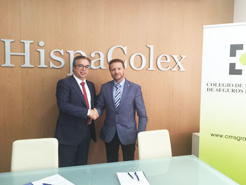 El presidente del Colegio de Mediadores de Seguros de Granada y el director de HispaColex estrechando la mano en señal del acuerdo de asesoramiento jurídico